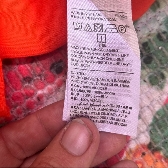 Old Navy women’s size Medium 100% Rayon Orange silky tank top like new - Picture 4 of 6